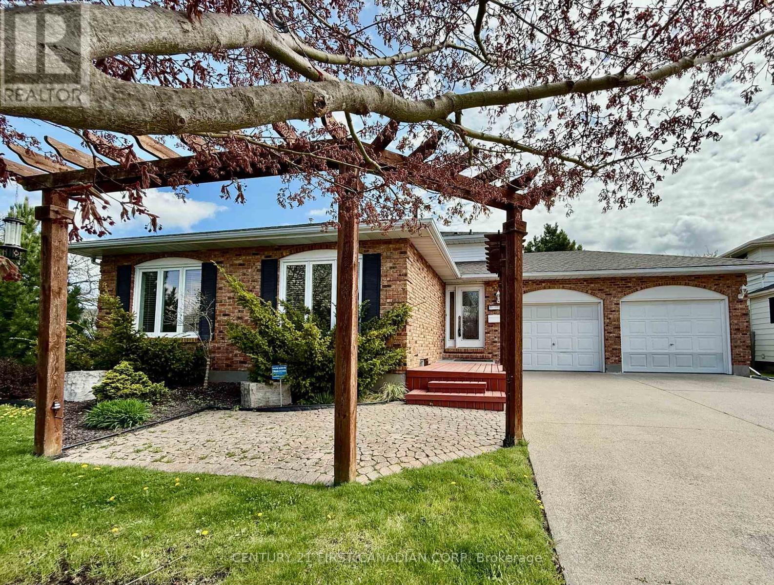 100 Hastings Crescent, Sarnia, Ontario  N7S 5K5 - Photo 3 - X12373195