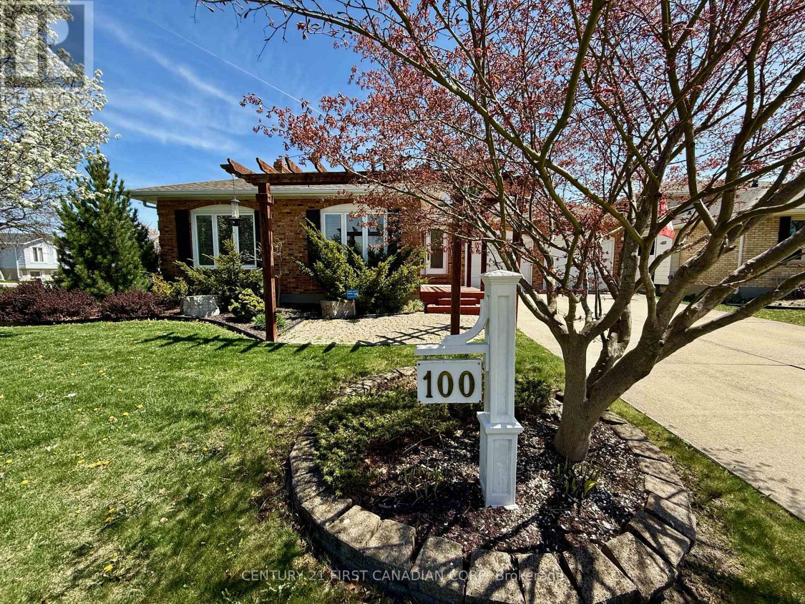 100 Hastings Crescent, Sarnia, Ontario  N7S 5K5 - Photo 5 - X12373195