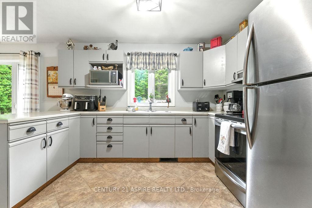 2026 Old Moore Lake Road, Laurentian Hills, Ontario  K0J 2H0 - Photo 8 - X12321585