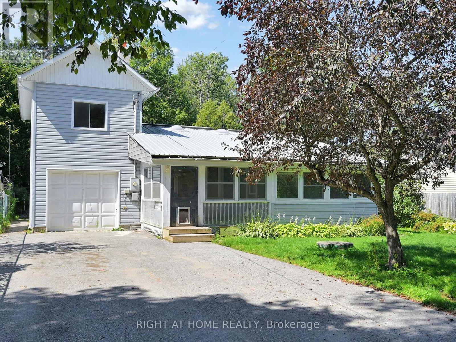 822 Pine Avenue, Innisfil, Ontario  L0L 1W0 - Photo 1 - N12373182