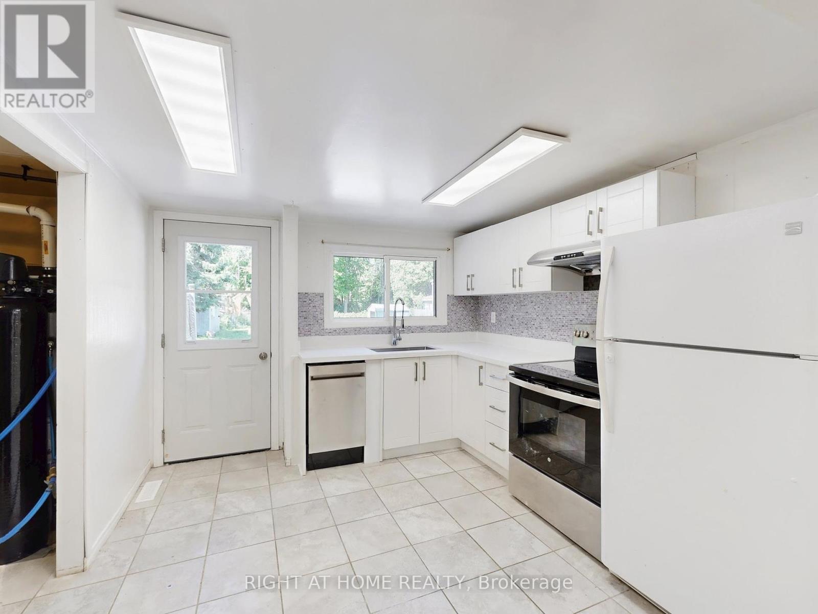 822 Pine Avenue, Innisfil, Ontario  L0L 1W0 - Photo 19 - N12373182