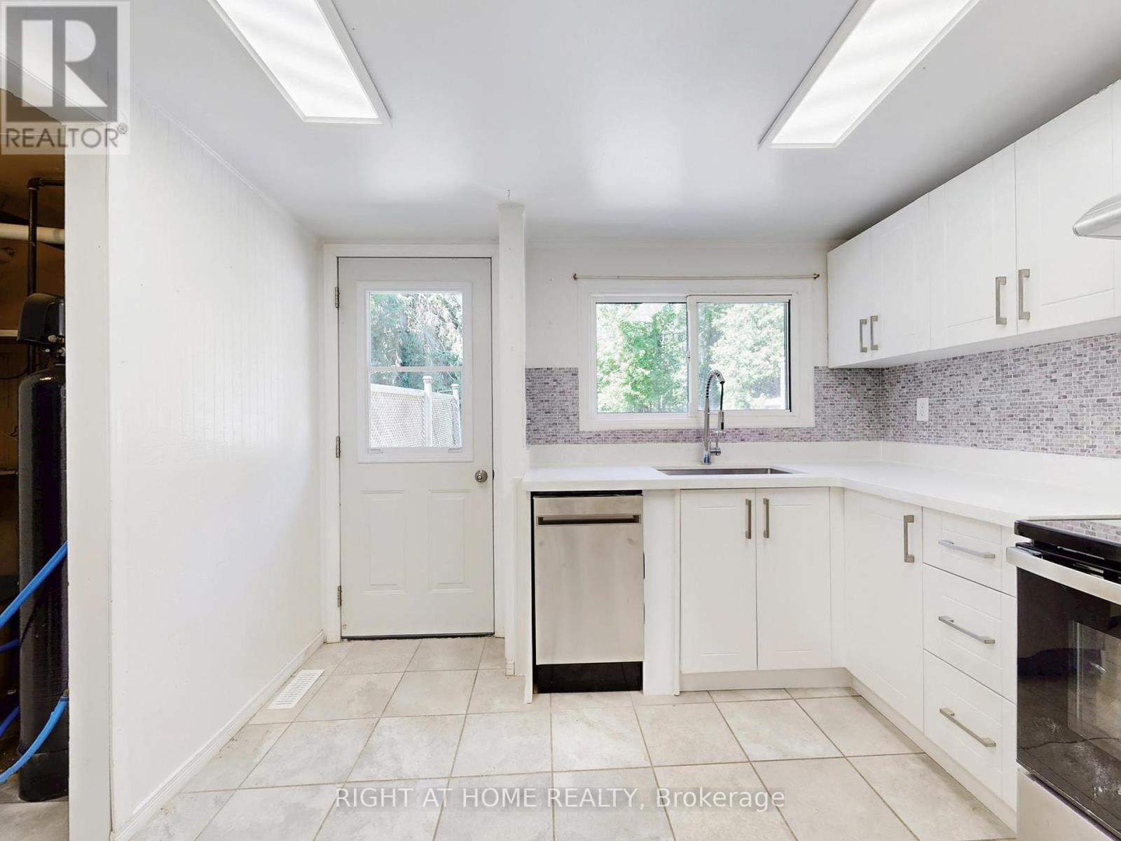 822 Pine Avenue, Innisfil, Ontario  L0L 1W0 - Photo 20 - N12373182