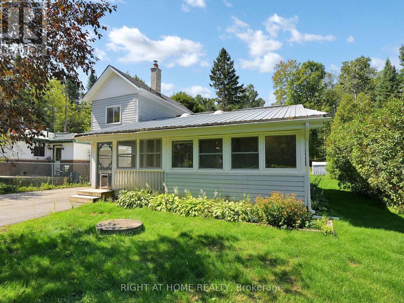 822 Pine Avenue, Innisfil, Ontario  L0L 1W0 - Photo 3 - N12373182