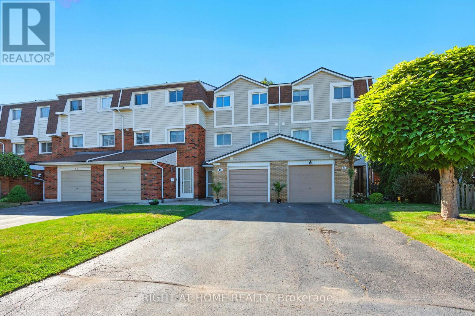 15 - 11 HARRISFORD STREET, Hamilton, Ontario