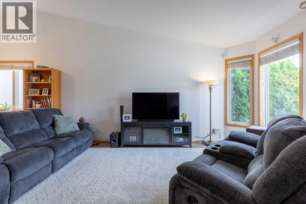 Property at 389 Kodiak Boulevard N image 2