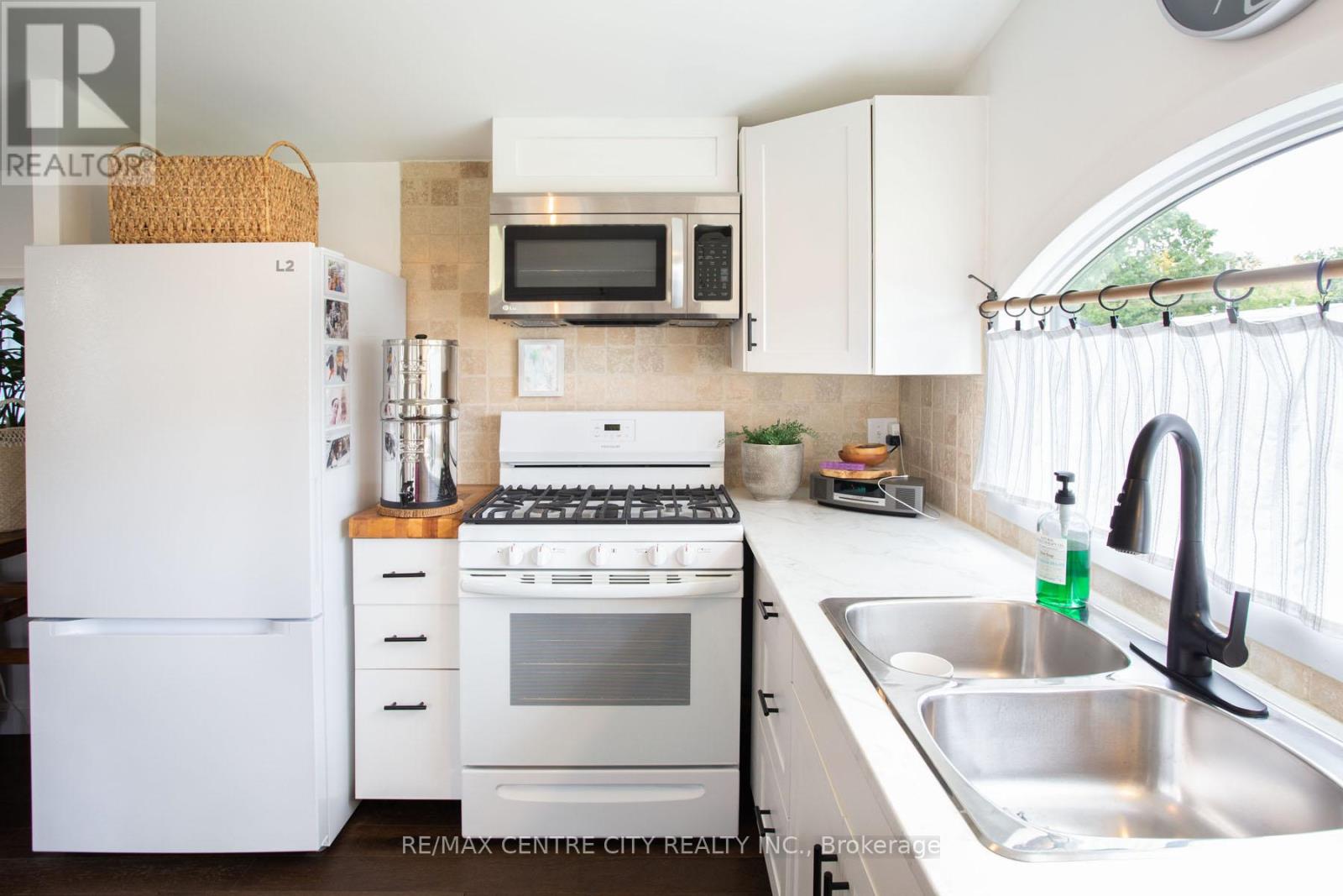 203 - 198 Springbank Drive, London South, Ontario  N6J 1G1 - Photo 10 - X12372773
