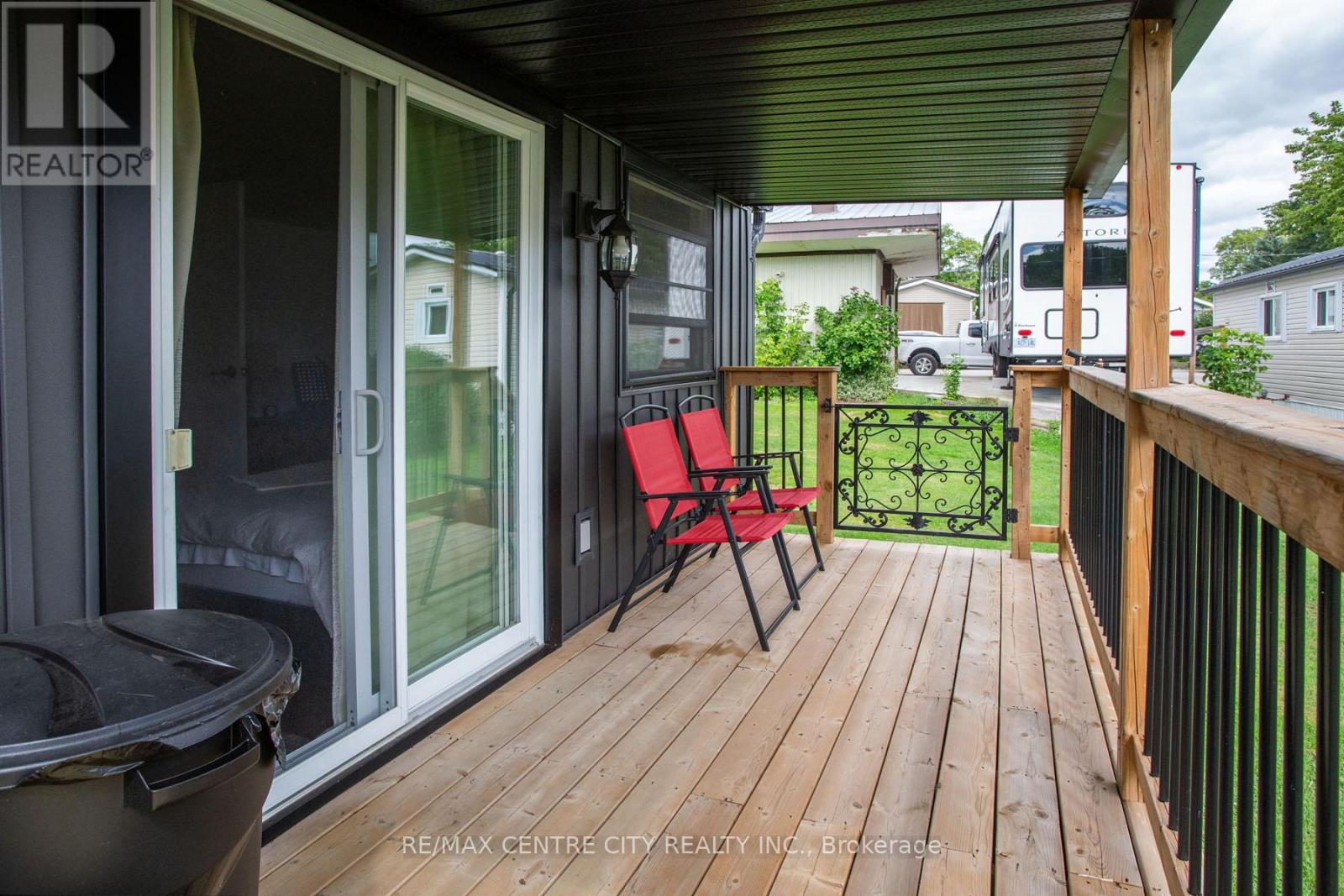 203 - 198 Springbank Drive, London South, Ontario  N6J 1G1 - Photo 3 - X12372773