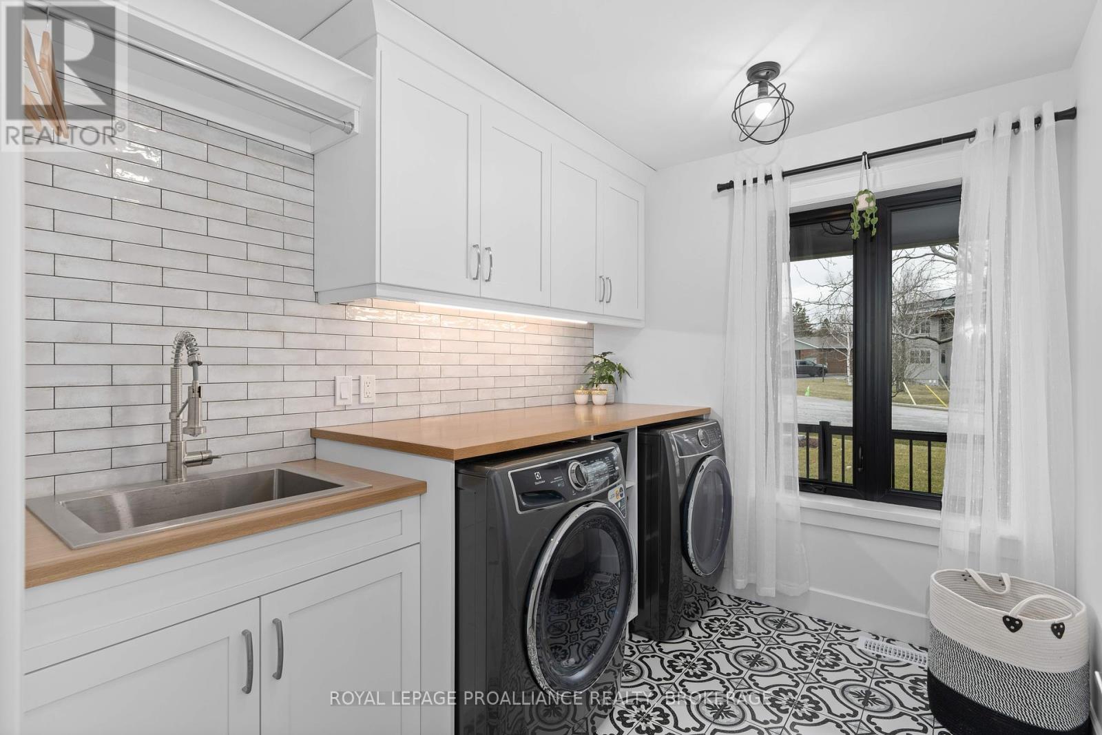 7 Crescent Drive, Kingston, Ontario  K7M 4J3 - Photo 9 - X12373253