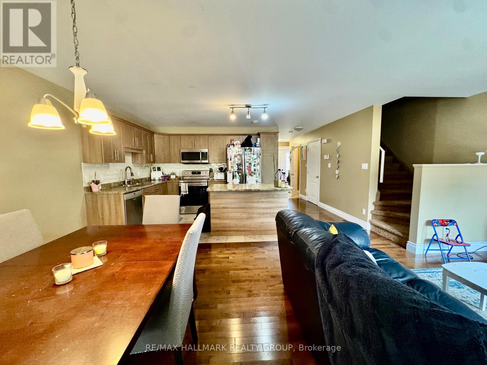 25 Winston Avenue, Petawawa, Ontario  K2B 7Z5 - Photo 2 - X12373289
