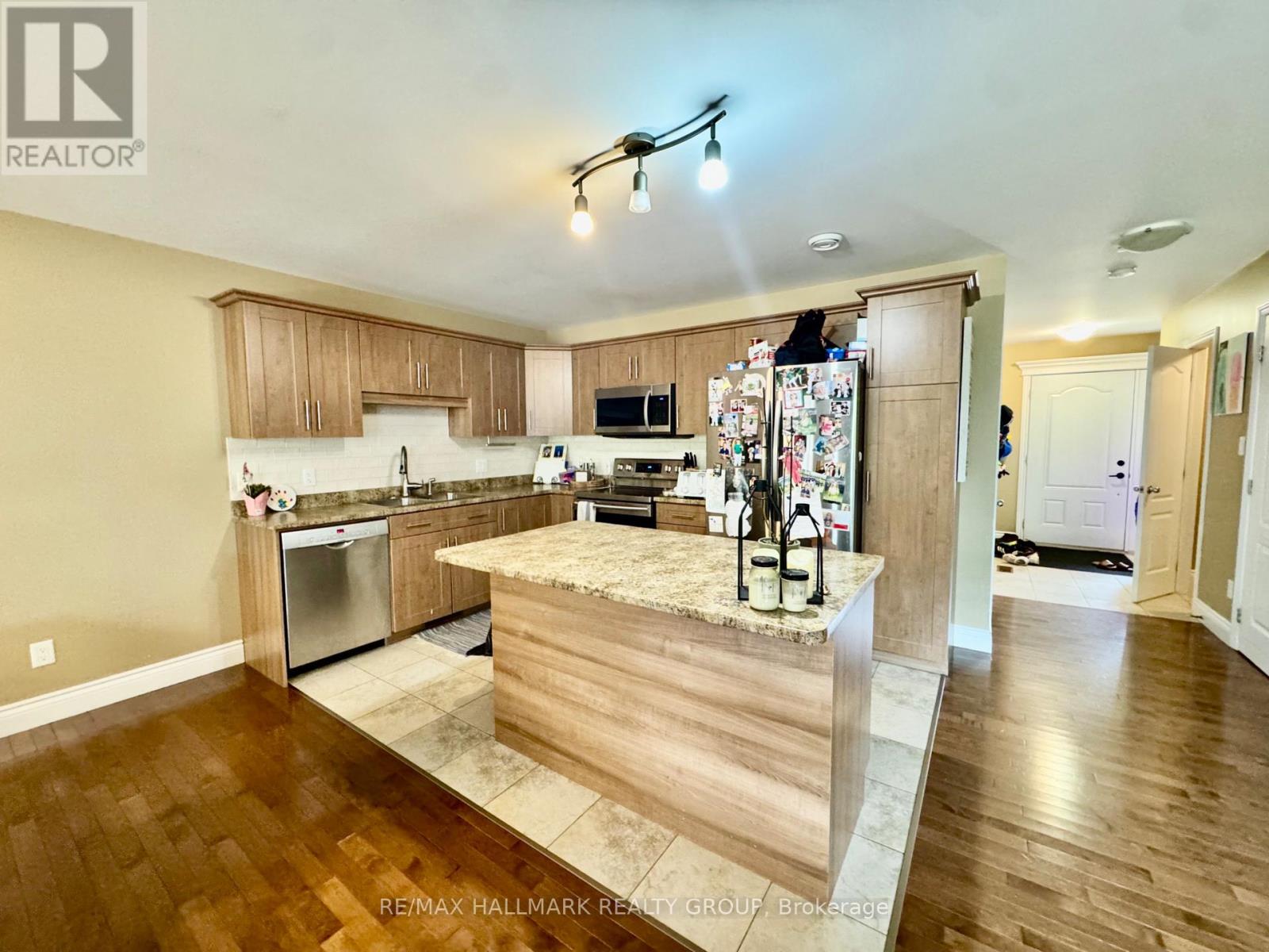 25 Winston Avenue, Petawawa, Ontario  K2B 7Z5 - Photo 3 - X12373289
