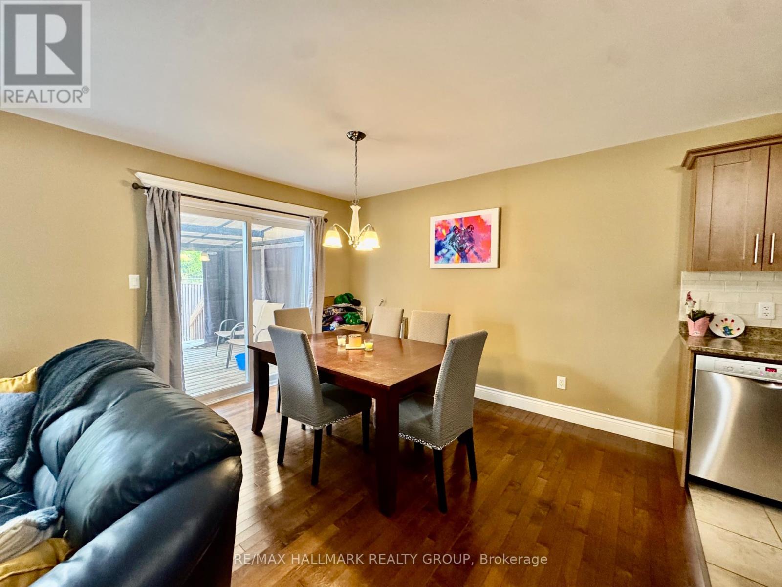 25 Winston Avenue, Petawawa, Ontario  K2B 7Z5 - Photo 4 - X12373289