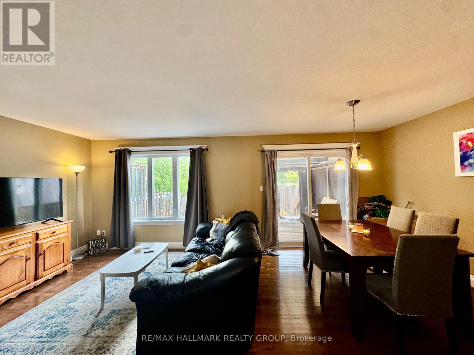 25 Winston Avenue, Petawawa, Ontario  K2B 7Z5 - Photo 5 - X12373289