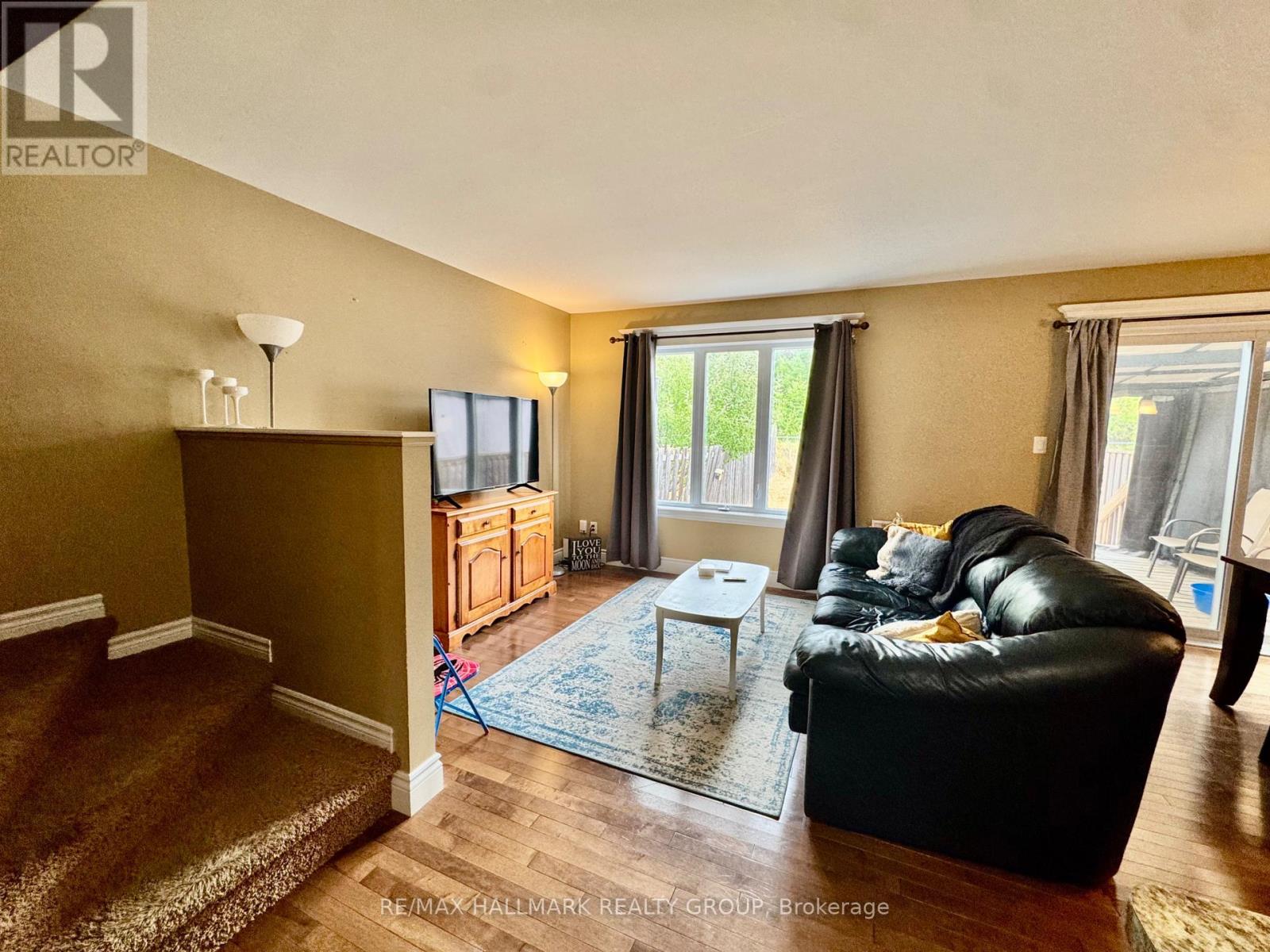 25 Winston Avenue, Petawawa, Ontario  K2B 7Z5 - Photo 6 - X12373289