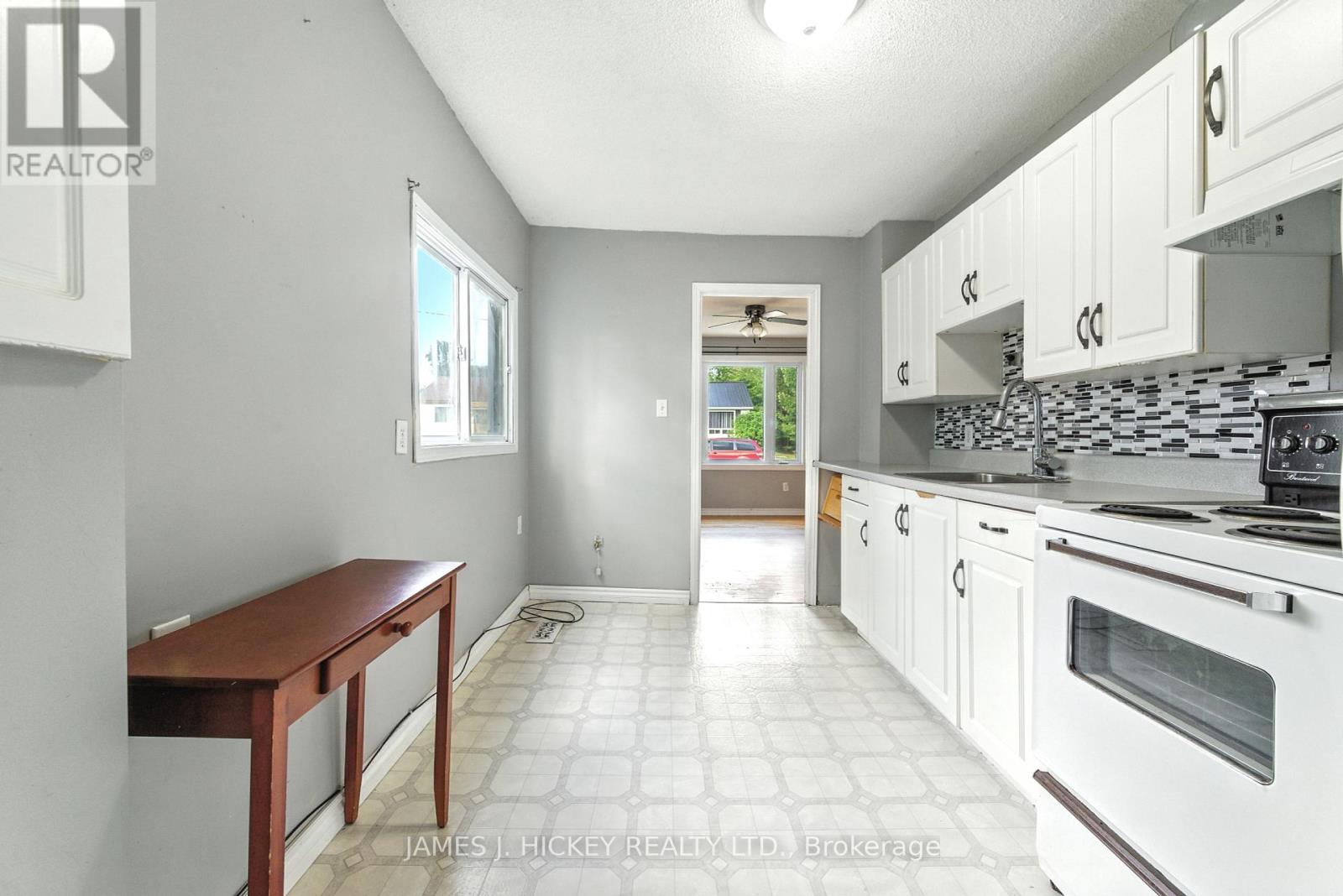 29 Glendale Avenue, Deep River, Ontario  K0J 1P0 - Photo 3 - X12373292