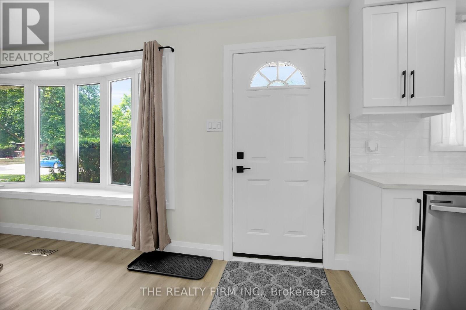 270 Highview Crescent, London South, Ontario  N6J 4E3 - Photo 3 - X12373327