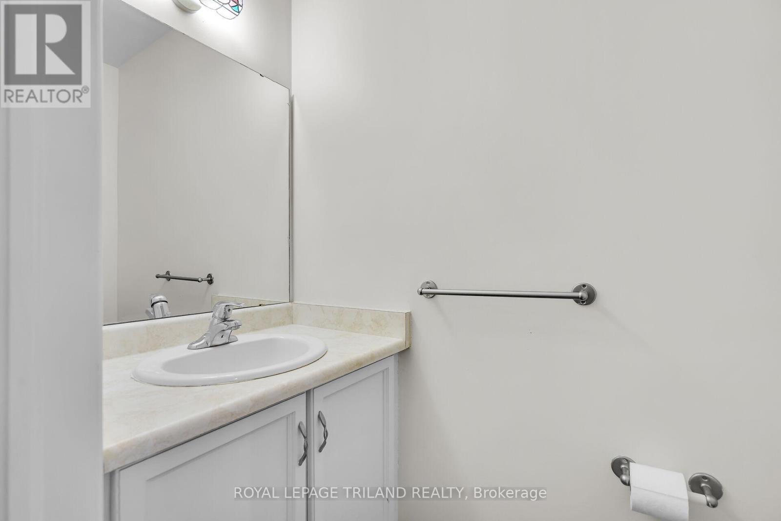 29 Chancton Crescent, London South, Ontario  N6E 2Y5 - Photo 12 - X12373333