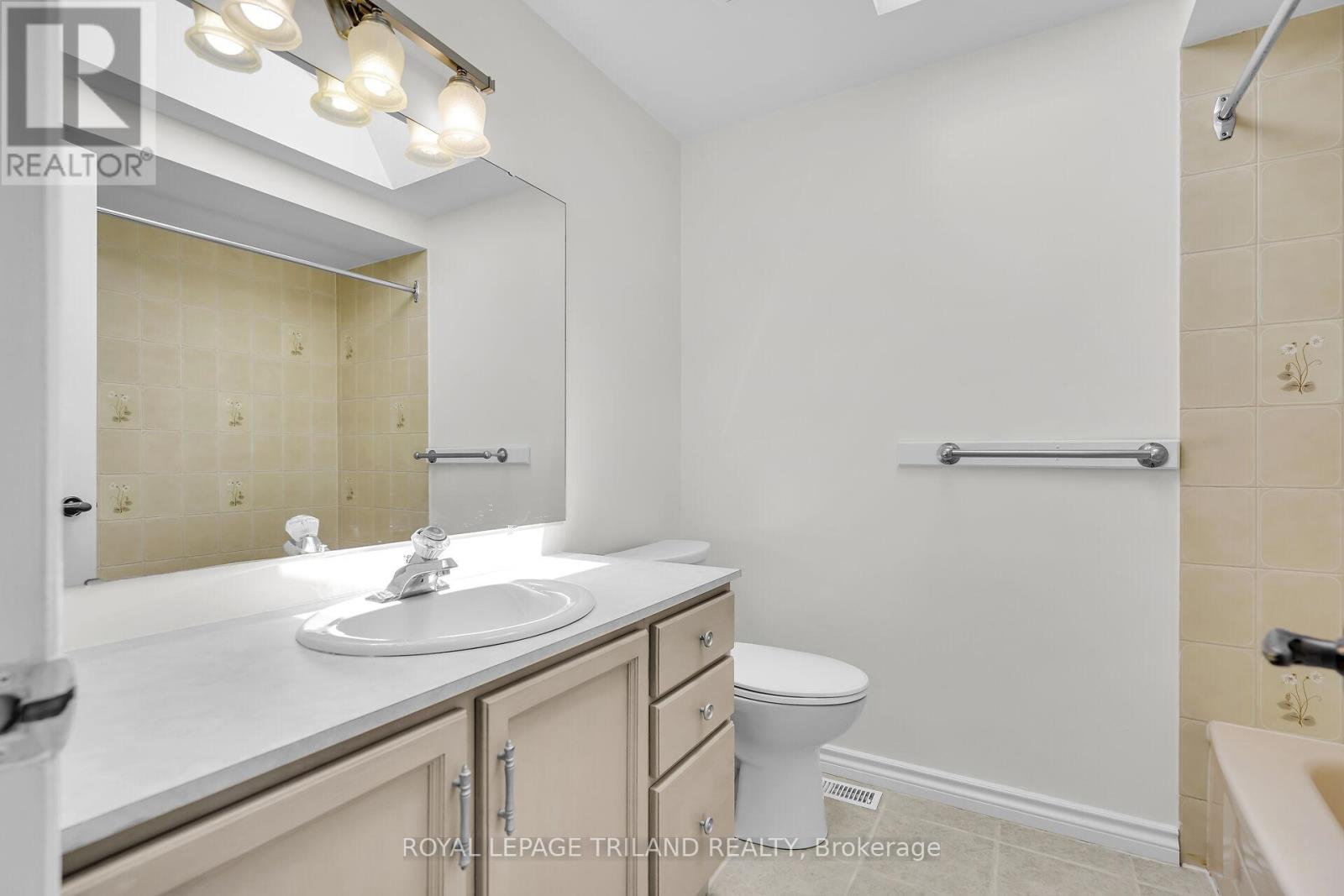 29 Chancton Crescent, London South, Ontario  N6E 2Y5 - Photo 18 - X12373333