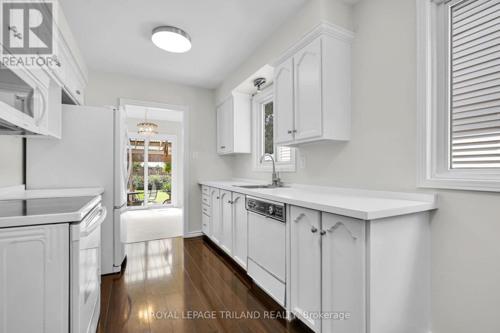 29 Chancton Crescent, London South, Ontario  N6E 2Y5 - Photo 6 - X12373333