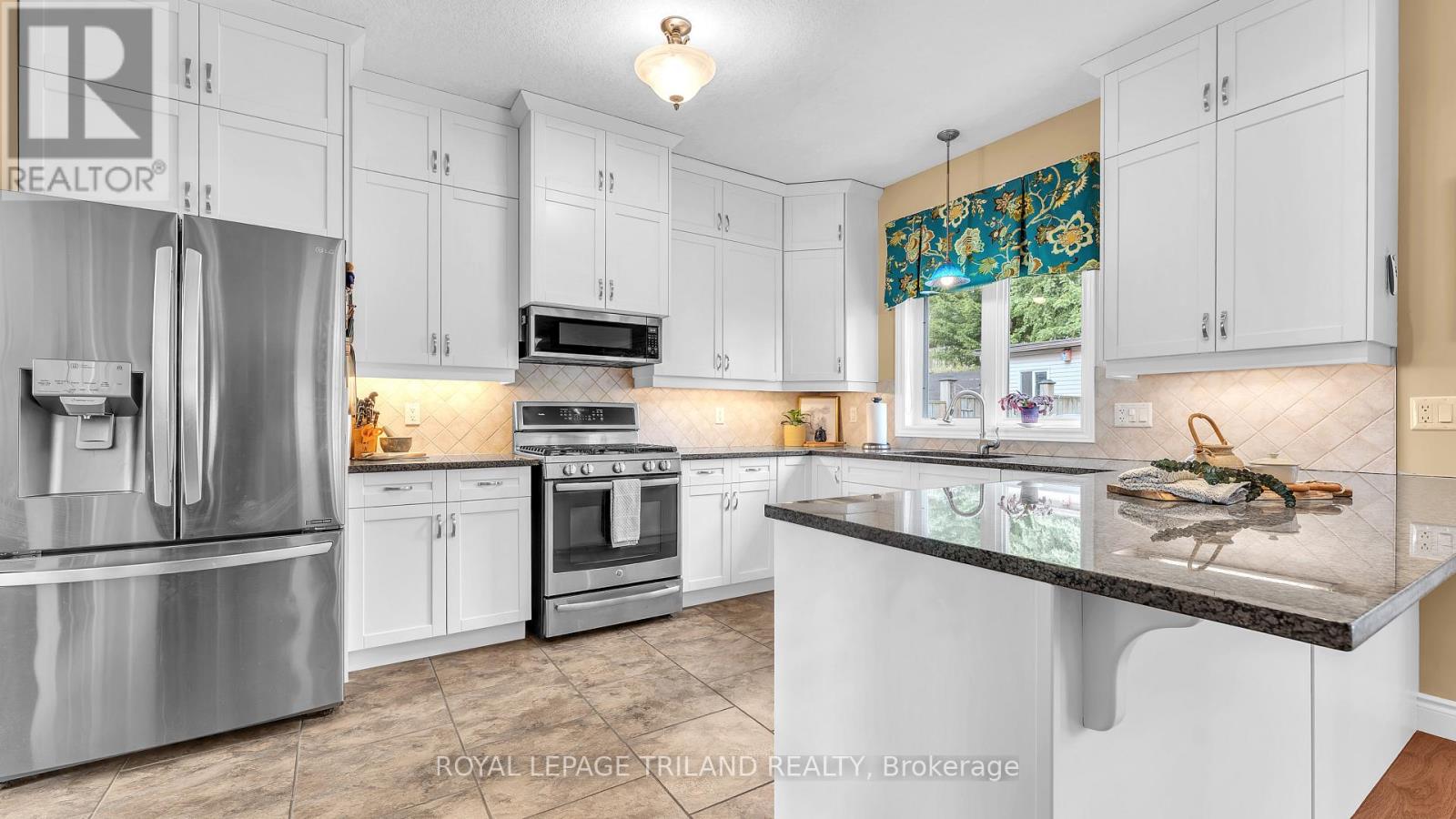 823 Longworth Road, London South, Ontario  N6K 0B6 - Photo 8 - X12373391