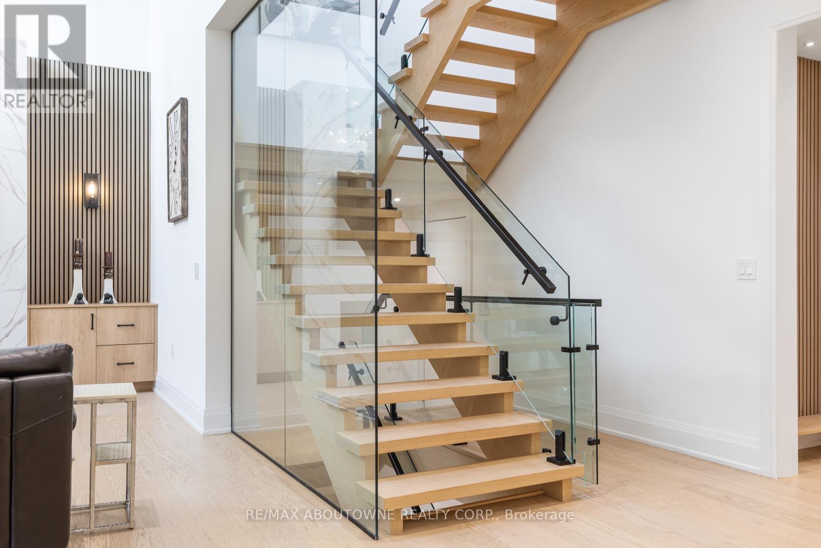 428 Third Line, Oakville, Ontario  L6L 4A5 - Photo 10 - W12366411