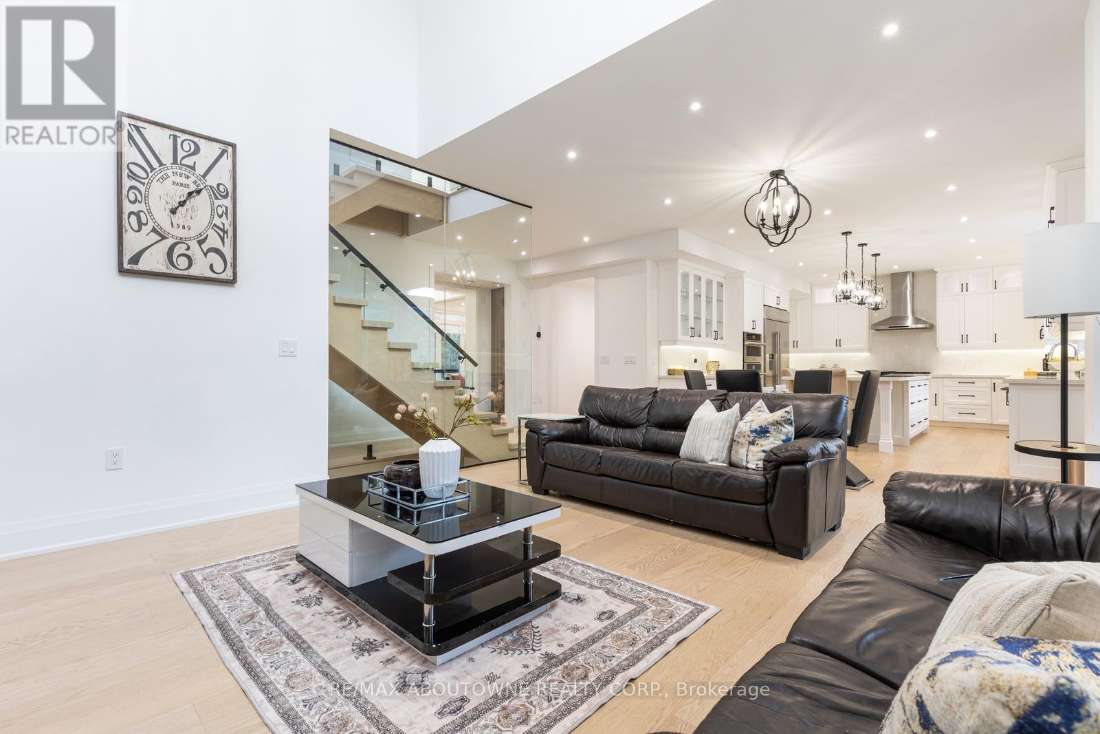 428 Third Line, Oakville, Ontario  L6L 4A5 - Photo 13 - W12366411