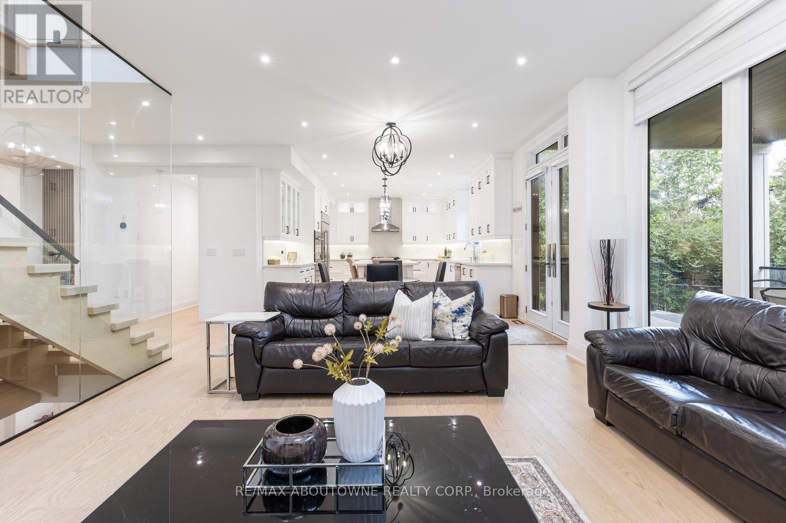 428 Third Line, Oakville, Ontario  L6L 4A5 - Photo 14 - W12366411