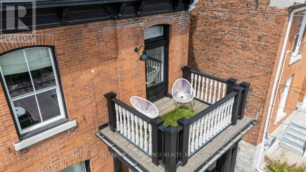 28 Wellington Street, Kingston, Ontario  K7L 3C1 - Photo 2 - X12373455