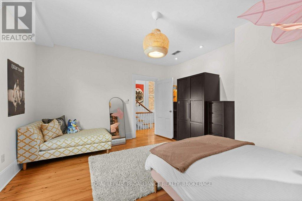 28 Wellington Street, Kingston, Ontario  K7L 3C1 - Photo 26 - X12373455
