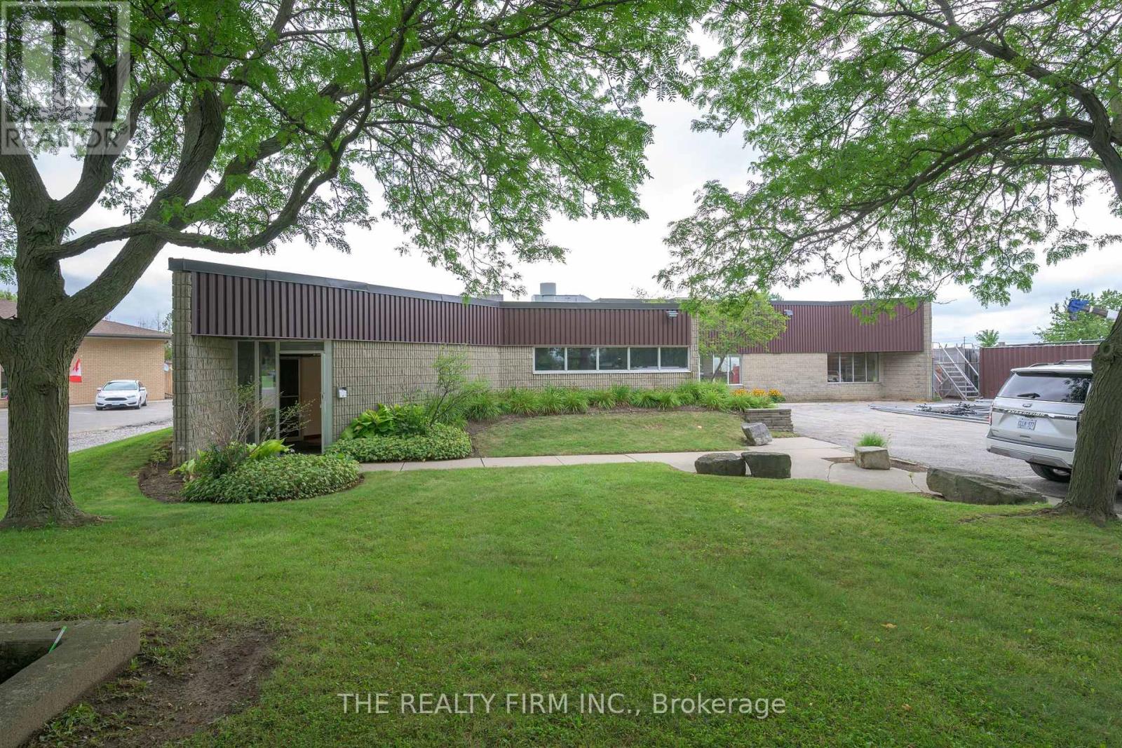 11 Barrie Boulevard, St. Thomas, Ontario  N5P 4B9 - Photo 10 - X12373541