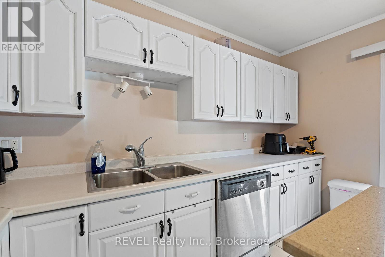 70 Cross Street, Port Colborne, Ontario  L3K 1L2 - Photo 9 - X12373568