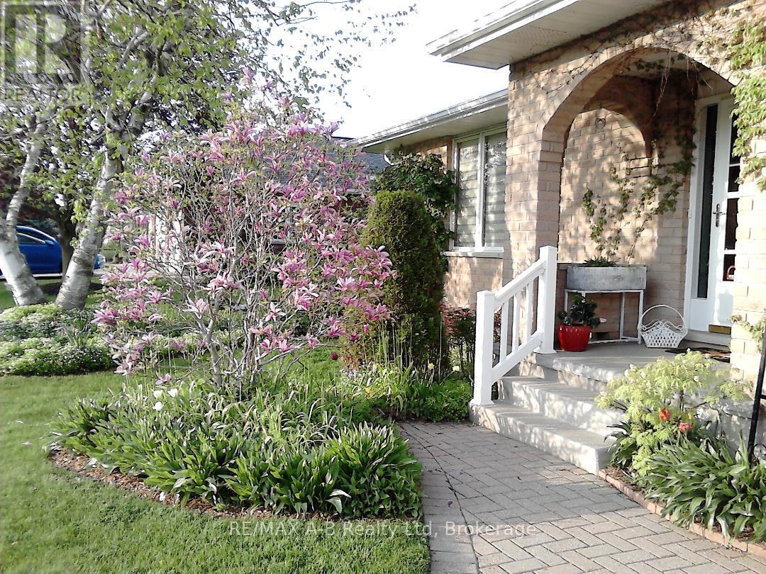80 Queen Street, East Zorra-Tavistock, Ontario  N0B 2R0 - Photo 2 - X12373567