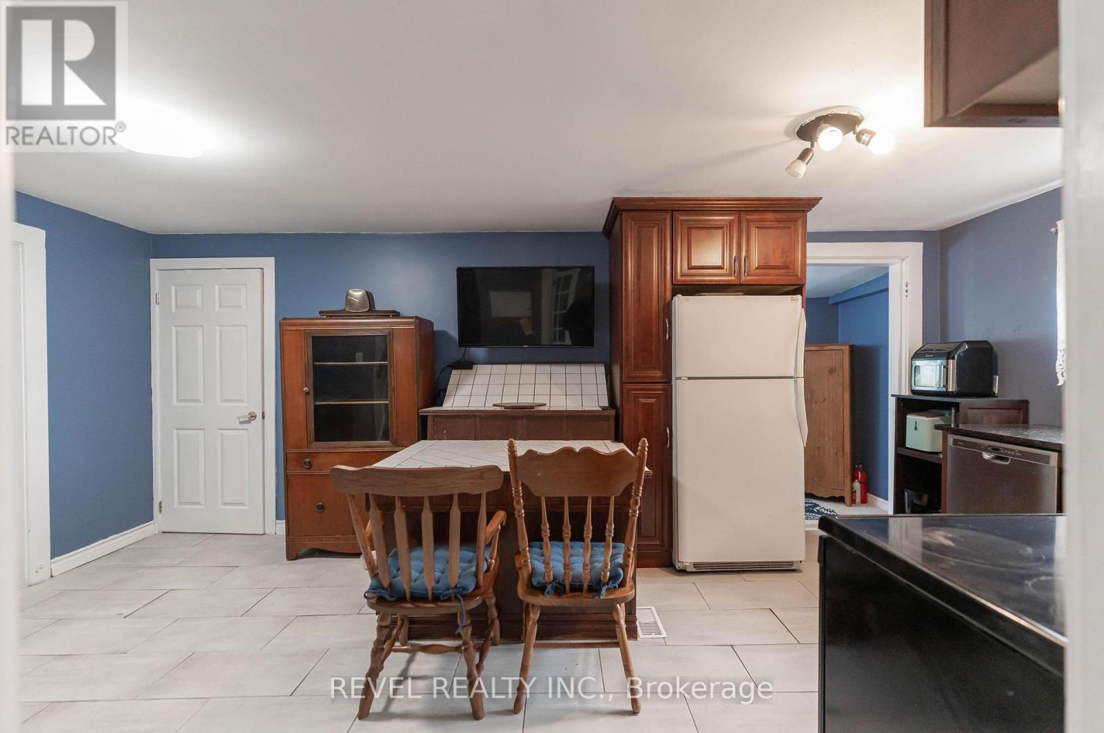 11 Elmwood Avenue, St. Catharines, Ontario  L2R 2T5 - Photo 9 - X12373311