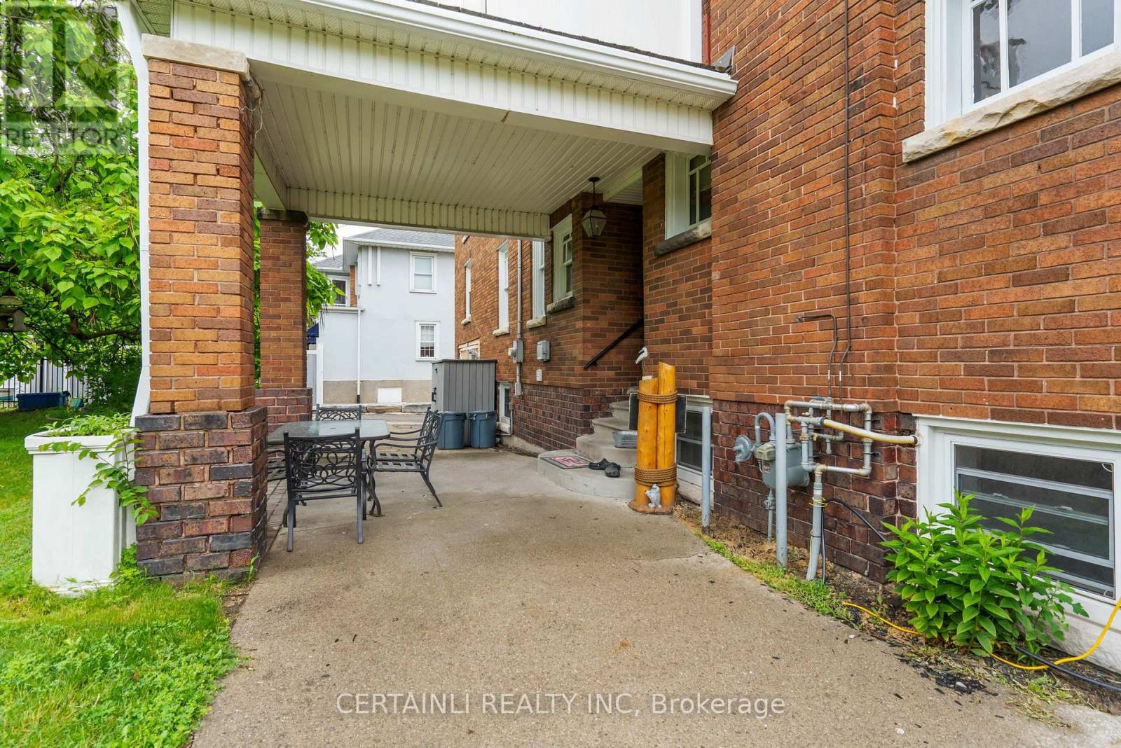 218 London Road, Sarnia, Ontario  N7T 4V5 - Photo 5 - X12373602