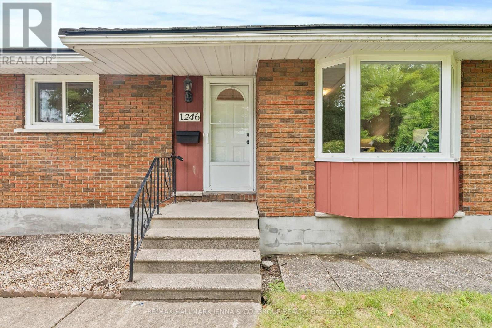 1246 Cobden Road, Ottawa, Ontario  K2C 2Z9 - Photo 2 - X12373699