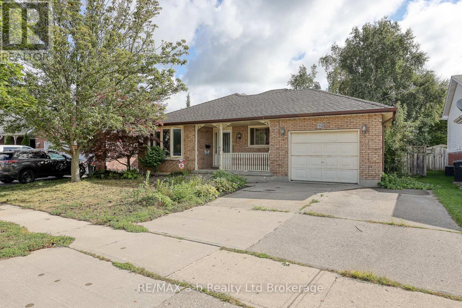 42 John Davies Drive, Woodstock, Ontario  N4T 1N3 - Photo 1 - X12373608