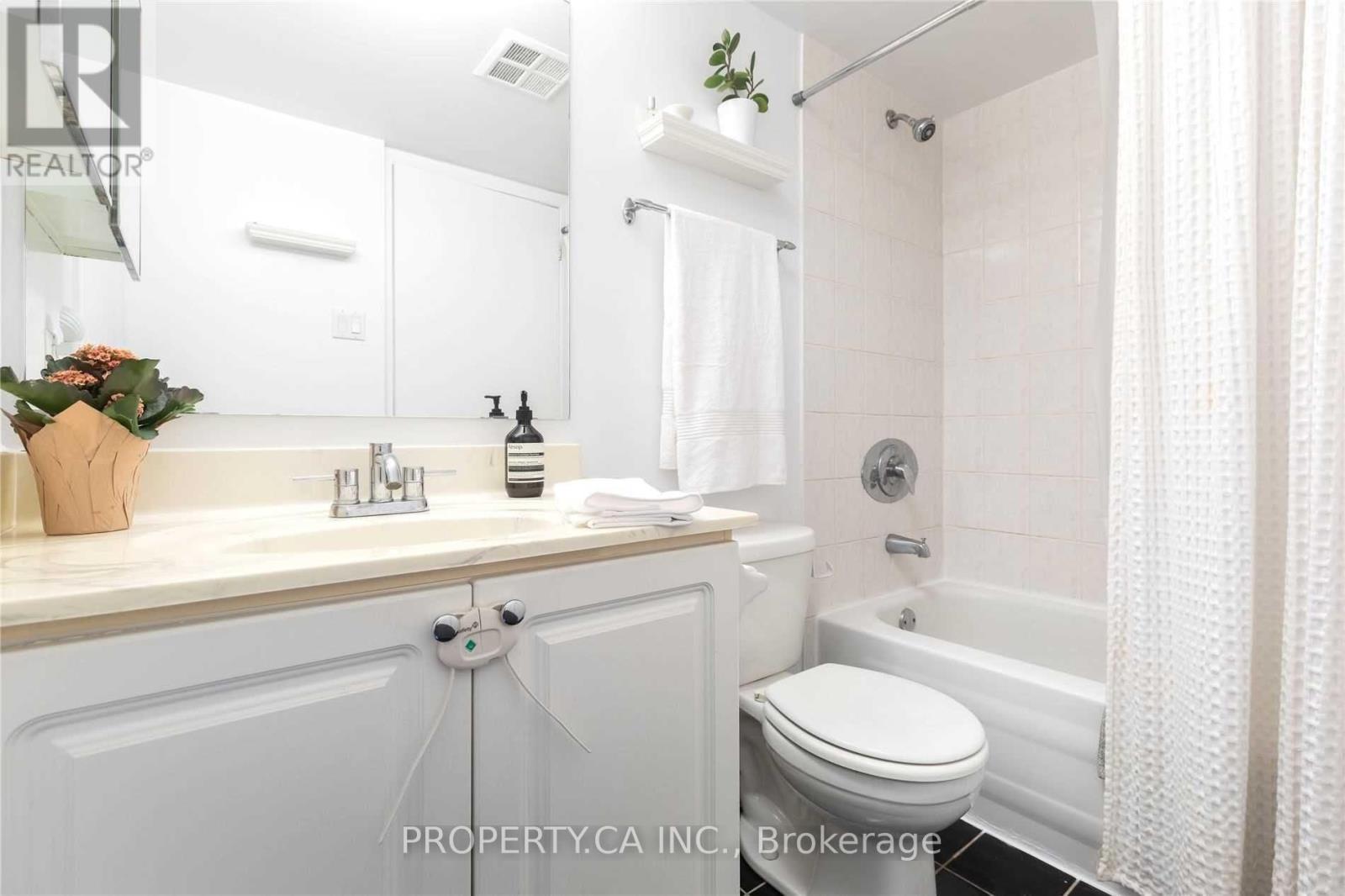 302 - 954 King Street W, Toronto, Ontario  M6K 3L9 - Photo 12 - C12373478