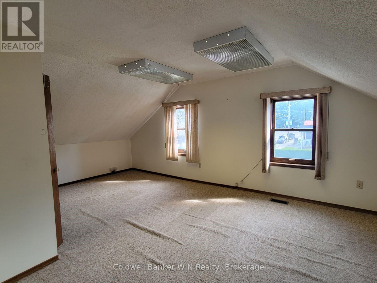 120 King Street E, Wellington North, Ontario  N0G 2L2 - Photo 13 - X12373603