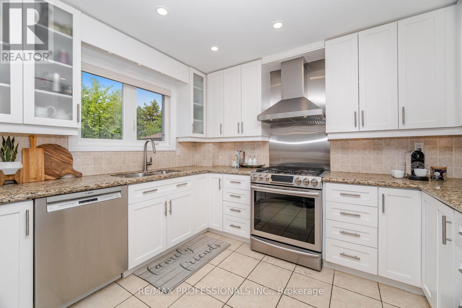2357 Kenbarb Road, Mississauga (Cooksville), Ontario  L5B 2E9 - Photo 15 - W12373398