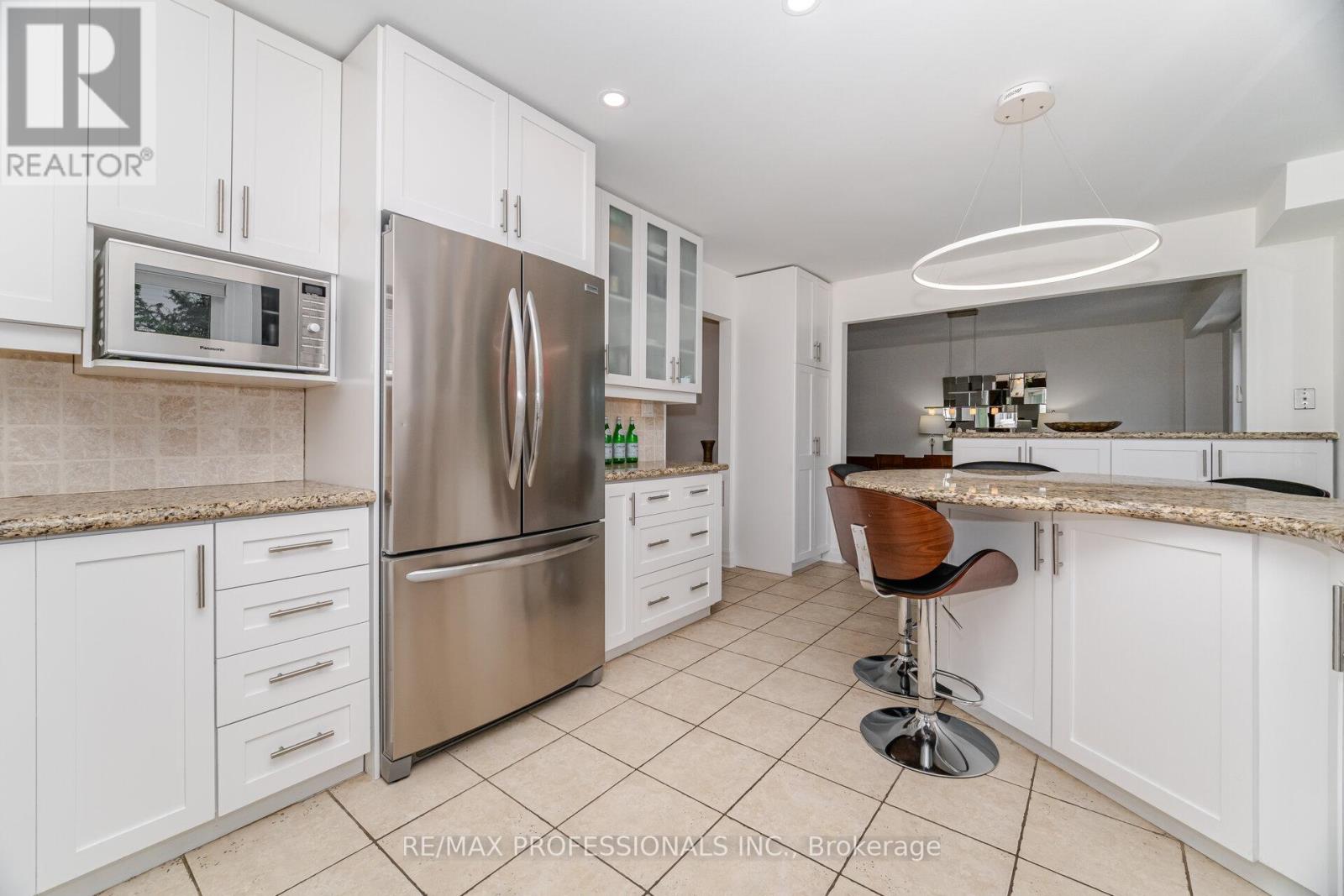 2357 Kenbarb Road, Mississauga (Cooksville), Ontario  L5B 2E9 - Photo 16 - W12373398