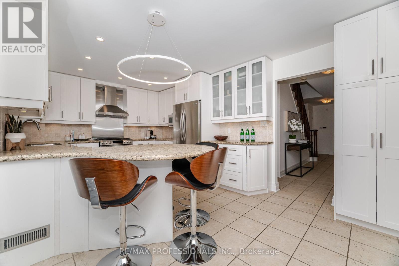 2357 Kenbarb Road, Mississauga (Cooksville), Ontario  L5B 2E9 - Photo 17 - W12373398