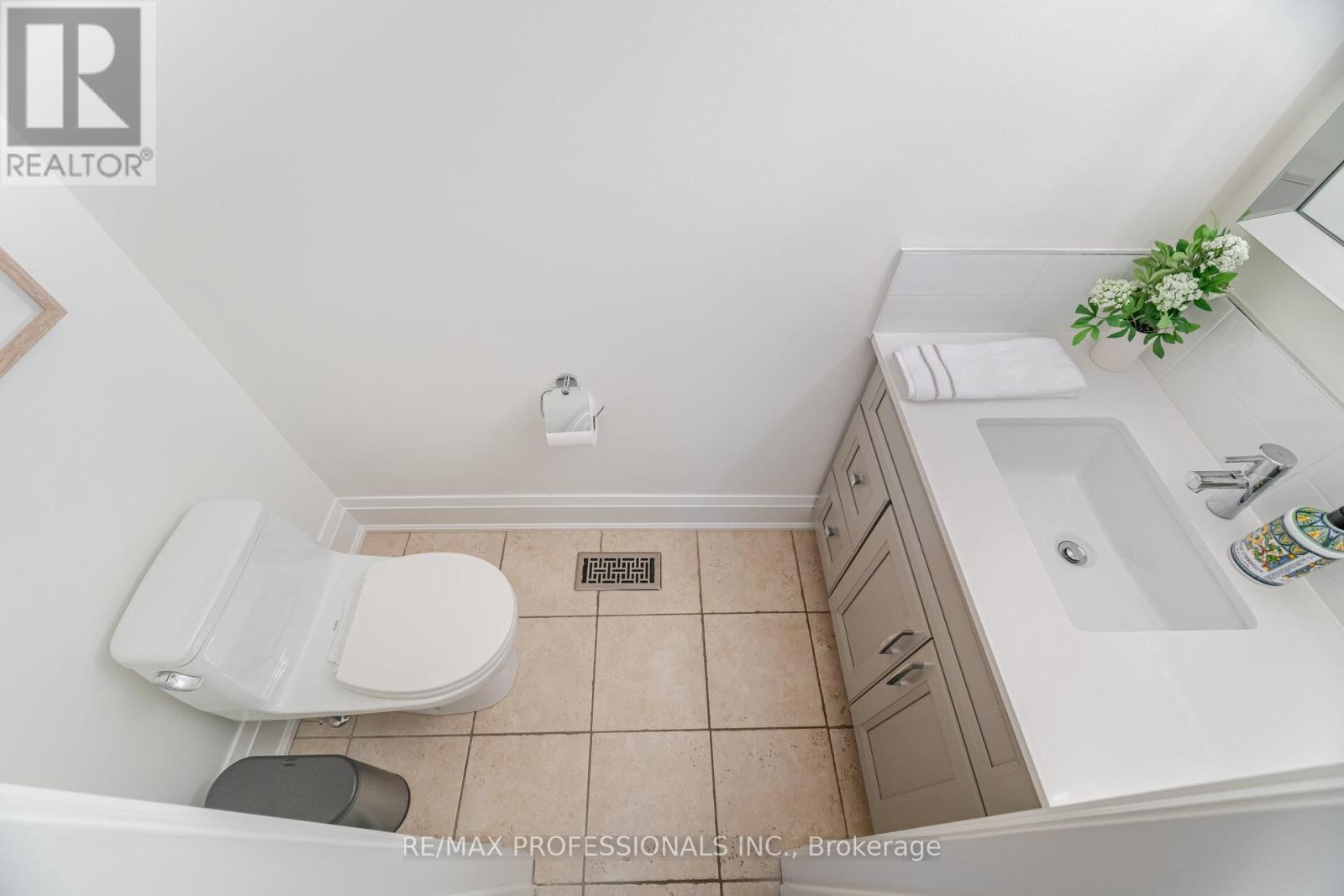 2357 Kenbarb Road, Mississauga (Cooksville), Ontario  L5B 2E9 - Photo 21 - W12373398