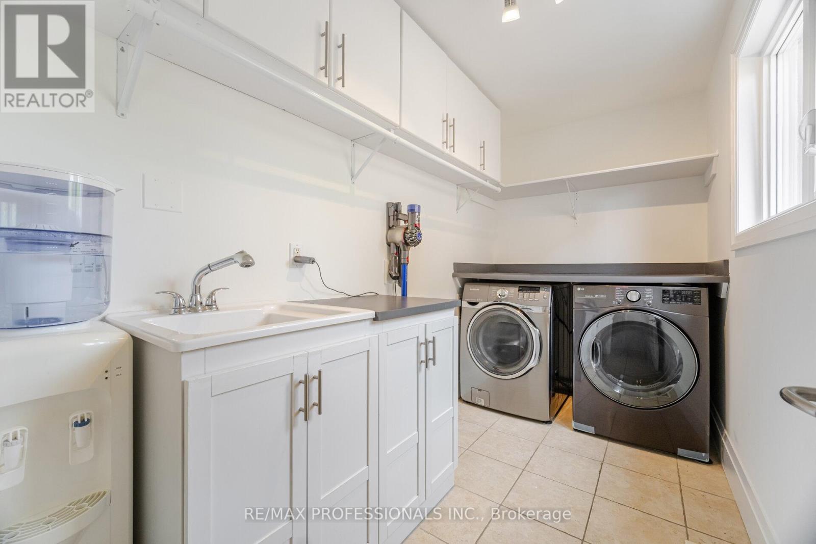 2357 Kenbarb Road, Mississauga (Cooksville), Ontario  L5B 2E9 - Photo 23 - W12373398