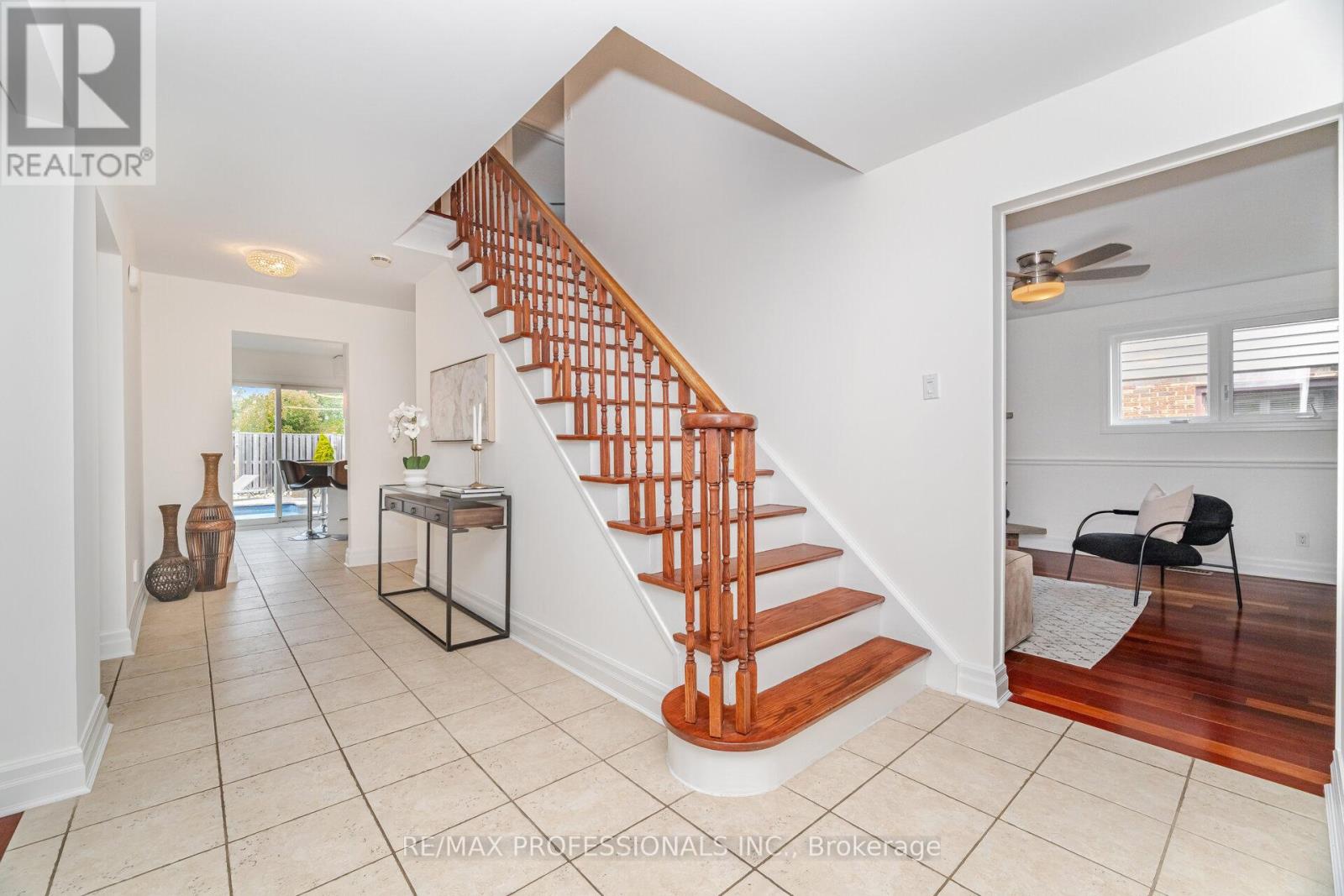 2357 Kenbarb Road, Mississauga (Cooksville), Ontario  L5B 2E9 - Photo 24 - W12373398
