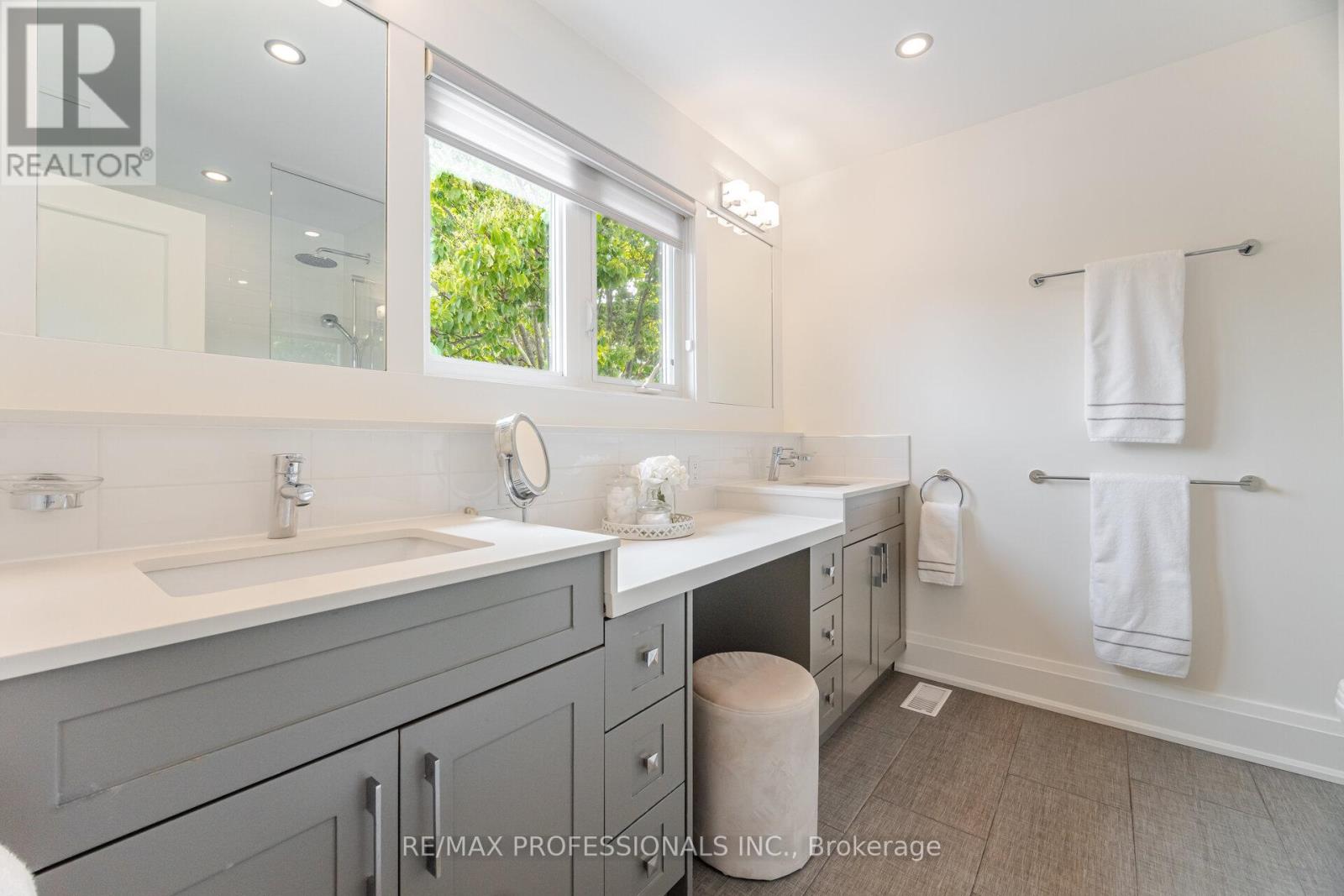 2357 Kenbarb Road, Mississauga (Cooksville), Ontario  L5B 2E9 - Photo 29 - W12373398