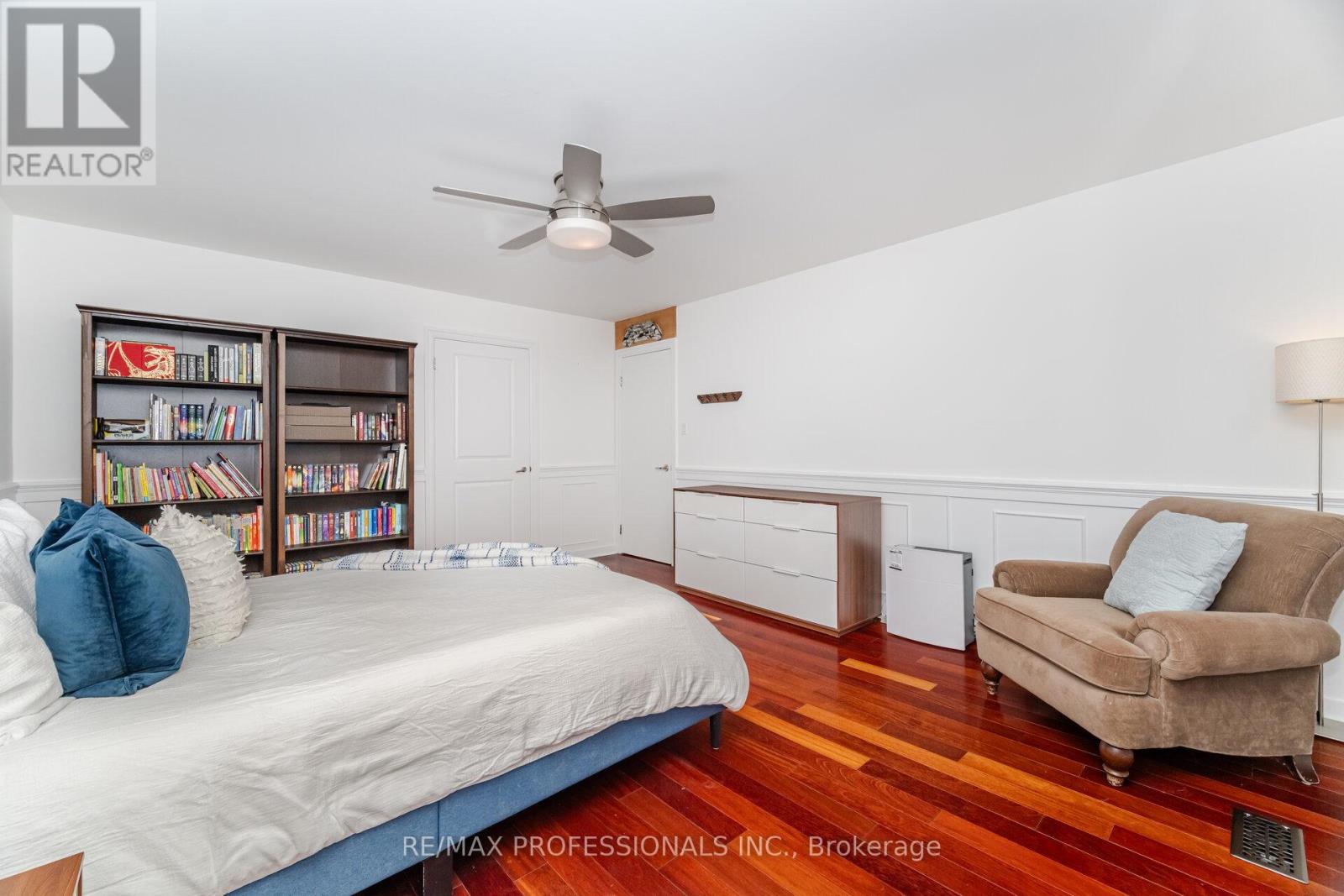 2357 Kenbarb Road, Mississauga (Cooksville), Ontario  L5B 2E9 - Photo 33 - W12373398