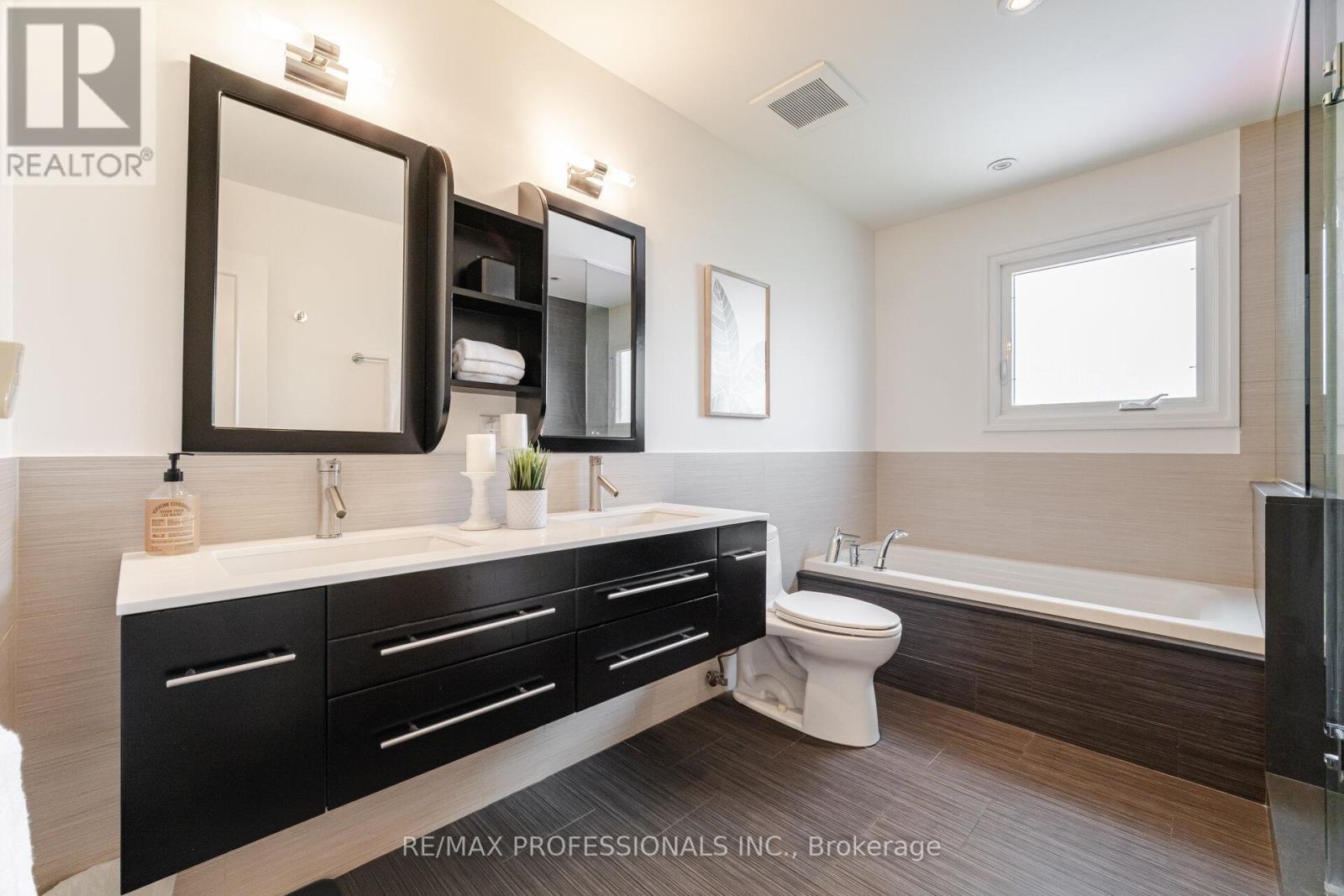2357 Kenbarb Road, Mississauga (Cooksville), Ontario  L5B 2E9 - Photo 37 - W12373398