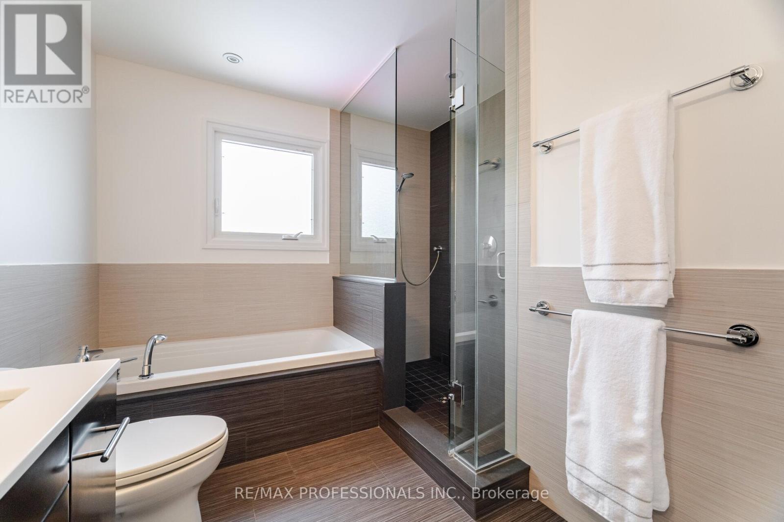 2357 Kenbarb Road, Mississauga (Cooksville), Ontario  L5B 2E9 - Photo 38 - W12373398