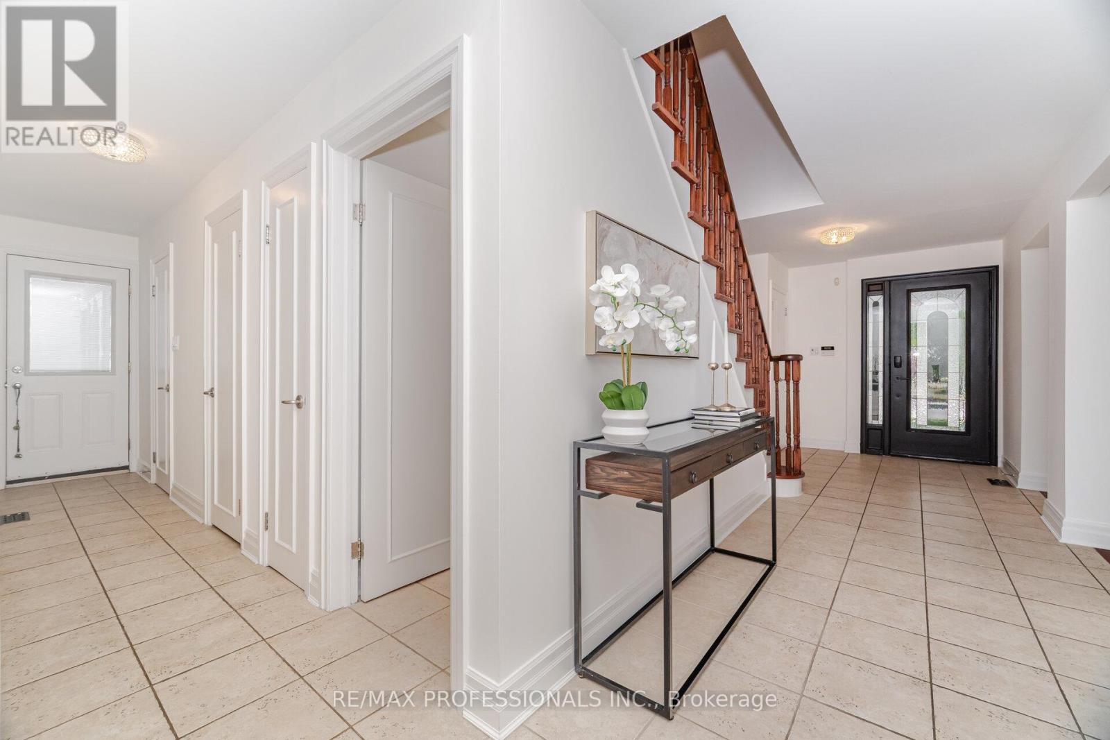 2357 Kenbarb Road, Mississauga (Cooksville), Ontario  L5B 2E9 - Photo 39 - W12373398