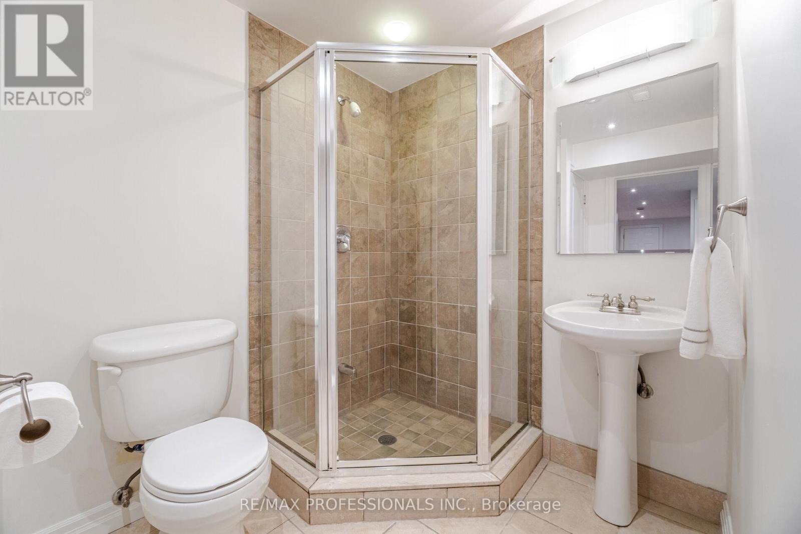 2357 Kenbarb Road, Mississauga (Cooksville), Ontario  L5B 2E9 - Photo 44 - W12373398