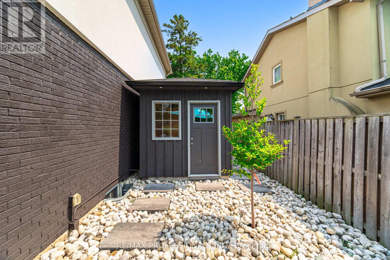 2357 Kenbarb Road, Mississauga (Cooksville), Ontario  L5B 2E9 - Photo 48 - W12373398